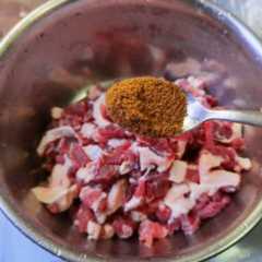 简单易做的#家庭烤箱版羊肉串#，让人吃了还想吃