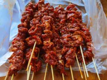 简单易做的#家庭烤箱版羊肉串#，让人吃了还想吃