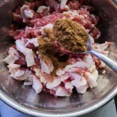 简单易做的#家庭烤箱版羊肉串#，让人吃了还想吃