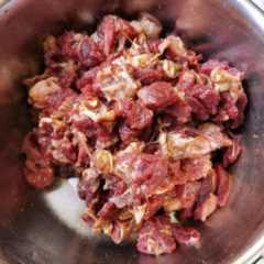 简单易做的#家庭烤箱版羊肉串#，让人吃了还想吃