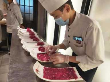 连锁餐饮不好做，入局牛肉火锅6年，左庭右院为何能开84家店？