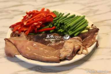 炒鱿鱼丝怎么炒好吃又嫩,如何烹饪出美味可口嫩滑的鱿鱼插图5 怎样炒鱿鱼鲜香滑嫩又入味?这样简单炒一炒,鲜美清爽,味道好正