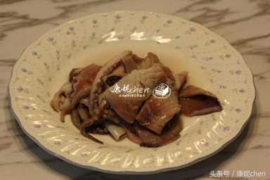 炒鱿鱼丝怎么炒好吃又嫩,如何烹饪出美味可口嫩滑的鱿鱼插图7 怎样炒鱿鱼鲜香滑嫩又入味?这样简单炒一炒,鲜美清爽,味道好正