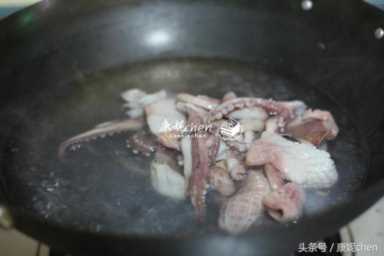 炒鱿鱼丝怎么炒好吃又嫩,如何烹饪出美味可口嫩滑的鱿鱼插图9 怎样炒鱿鱼鲜香滑嫩又入味?这样简单炒一炒,鲜美清爽,味道好正