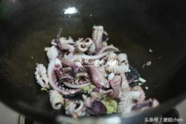 炒鱿鱼丝怎么炒好吃又嫩,如何烹饪出美味可口嫩滑的鱿鱼插图13 怎样炒鱿鱼鲜香滑嫩又入味?这样简单炒一炒,鲜美清爽,味道好正
