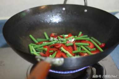 炒鱿鱼丝怎么炒好吃又嫩,如何烹饪出美味可口嫩滑的鱿鱼插图11 怎样炒鱿鱼鲜香滑嫩又入味?这样简单炒一炒,鲜美清爽,味道好正