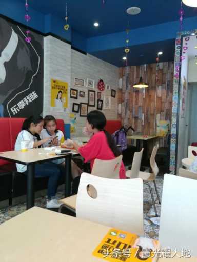 派乐汉堡产品介绍图片大全插图5 天气太热,派乐汉堡气氛不错,是年青人和儿童常去之地