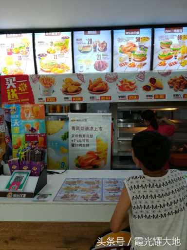 派乐汉堡产品介绍图片大全插图3 天气太热,派乐汉堡气氛不错,是年青人和儿童常去之地