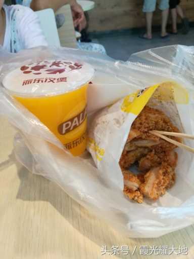 派乐汉堡产品介绍图片大全插图11 天气太热,派乐汉堡气氛不错,是年青人和儿童常去之地