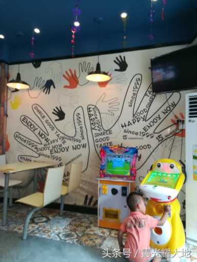 派乐汉堡产品介绍图片大全插图9 天气太热,派乐汉堡气氛不错,是年青人和儿童常去之地