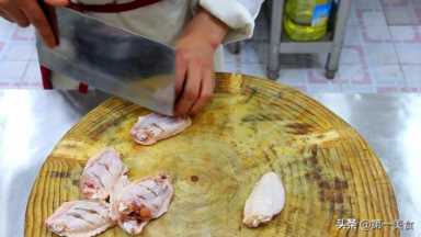 厨师长教你在家做可乐鸡翅，步骤简单，做出来鸡肉嫩滑，味道诱人