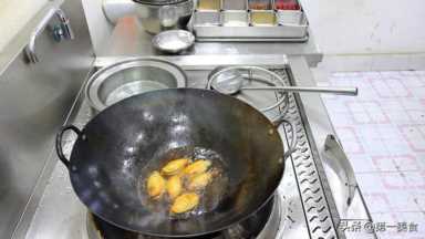 厨师长教你在家做可乐鸡翅，步骤简单，做出来鸡肉嫩滑，味道诱人