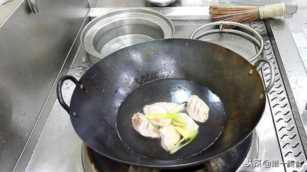 厨师长教你在家做可乐鸡翅，步骤简单，做出来鸡肉嫩滑，味道诱人