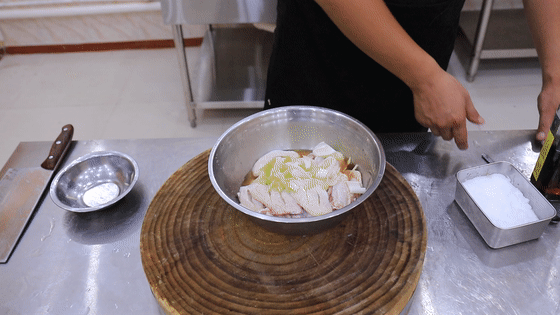 做可乐鸡翅不好吃？很多人第一步就做错了，正确方法应该这样做