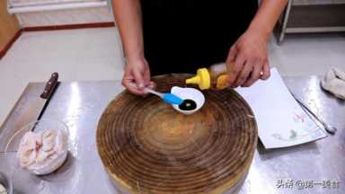 做可乐鸡翅不好吃？很多人第一步就做错了，正确方法应该这样做