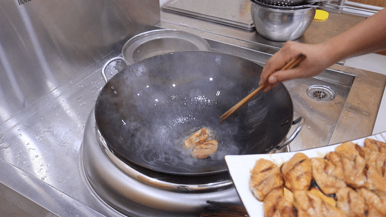 做可乐鸡翅不好吃？很多人第一步就做错了，正确方法应该这样做