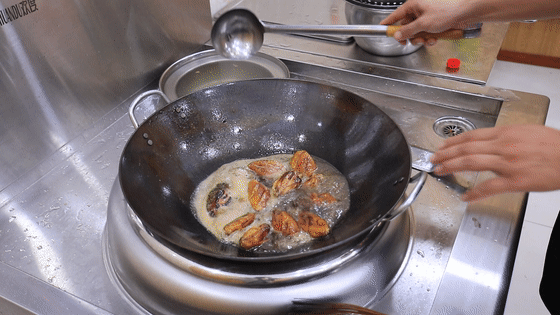 做可乐鸡翅不好吃？很多人第一步就做错了，正确方法应该这样做