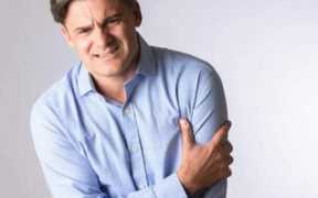 左肩膀痛警惕四种病，左臂疼是什么原因引起的