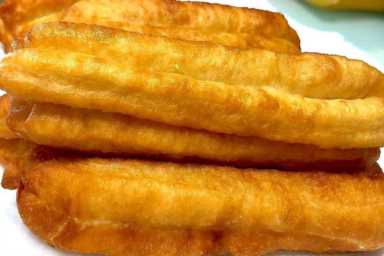 炸油条没必要加泡打粉，教你油条店的老配方，油条蓬松酥脆有韧劲