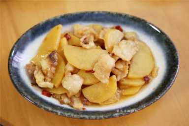 21道开胃下饭菜,开胃小菜的做法大全集窍门插图3 一家3口的午餐,4道家常小菜,实惠又美味,孩子连吃3碗吃到撑