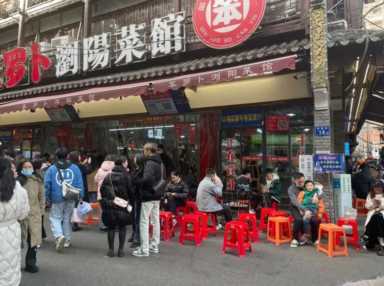 中国餐饮网官网,湖南长沙湘菜馆特色菜插图19 开在仓库里的湘菜馆!人均40元,排队3小时起