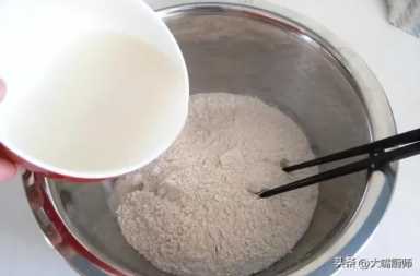 蒸馒头时，冷水蒸还是热水蒸好？牢记这4点，馒头松软白胖又香甜