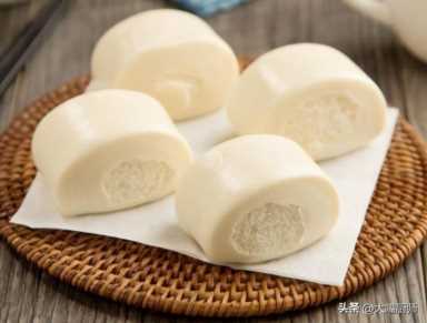 蒸馒头时，冷水蒸还是热水蒸好？牢记这4点，馒头松软白胖又香甜