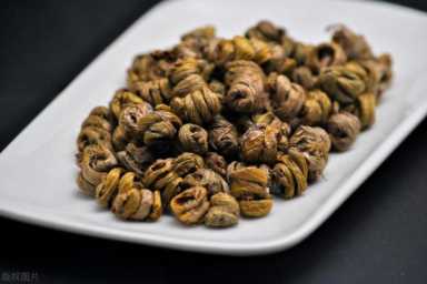 农村创业新思路！铁皮石斛助力致富致远，揭秘种植技巧与市场前景