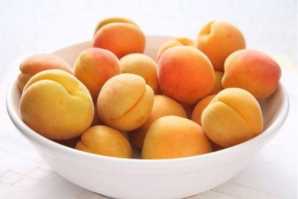 杏是补钙最佳水果，但医生却说：这类人真的别再碰了，有你吗
