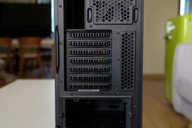 酷冷至尊毁灭者三代至尊版，结构设计合理的中塔机箱