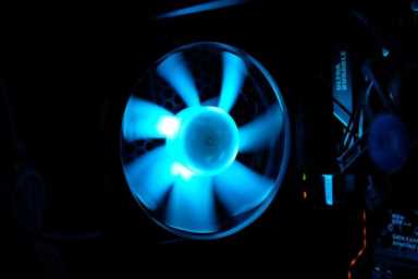 酷冷至尊毁灭者三代至尊版，结构设计合理的中塔机箱