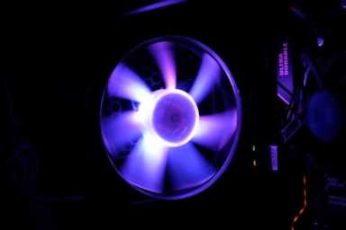 酷冷至尊毁灭者三代至尊版，结构设计合理的中塔机箱