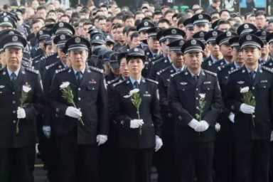 被凶徒拖行200多米，他至死不肯放手……英雄，一路走好！