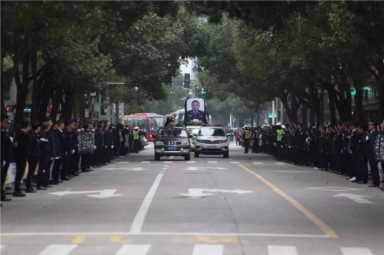 被凶徒拖行200多米，他至死不肯放手……英雄，一路走好！