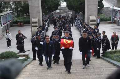 被凶徒拖行200多米，他至死不肯放手……英雄，一路走好！