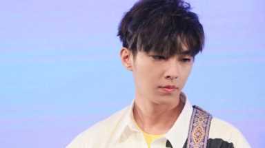 炎亚纶“生活不易”，边唱歌边签售，网友：年纪越小，责任越大！