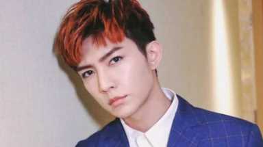 炎亚纶“生活不易”，边唱歌边签售，网友：年纪越小，责任越大！