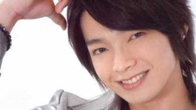 炎亚纶“生活不易”，边唱歌边签售，网友：年纪越小，责任越大！