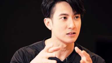 炎亚纶“生活不易”，边唱歌边签售，网友：年纪越小，责任越大！