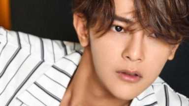 炎亚纶“生活不易”，边唱歌边签售，网友：年纪越小，责任越大！