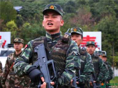 教练把车开到没人的地方淦我 ，武警战士执勤