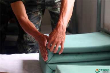 教练把车开到没人的地方淦我 ，武警战士执勤