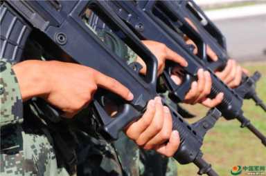 教练把车开到没人的地方淦我 ，武警战士执勤