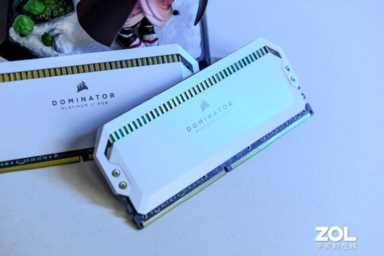 白色精灵 美商海盗船DDR4 4000 32G内存套装评测