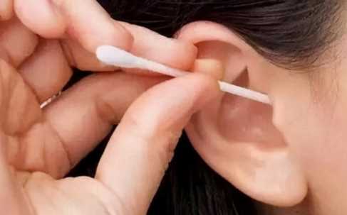 为什么老人说吃耳屎会变哑巴，耳屎进嘴巴里会哑吗
