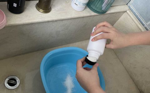漂白液把白衣服漂红了咋办，84漂白为什么变红了