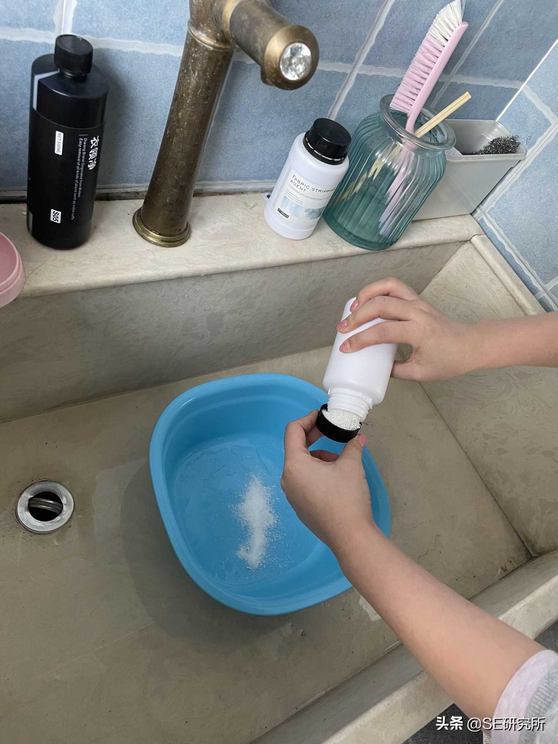 漂白液把白衣服漂红了咋办，84漂白为什么变红了