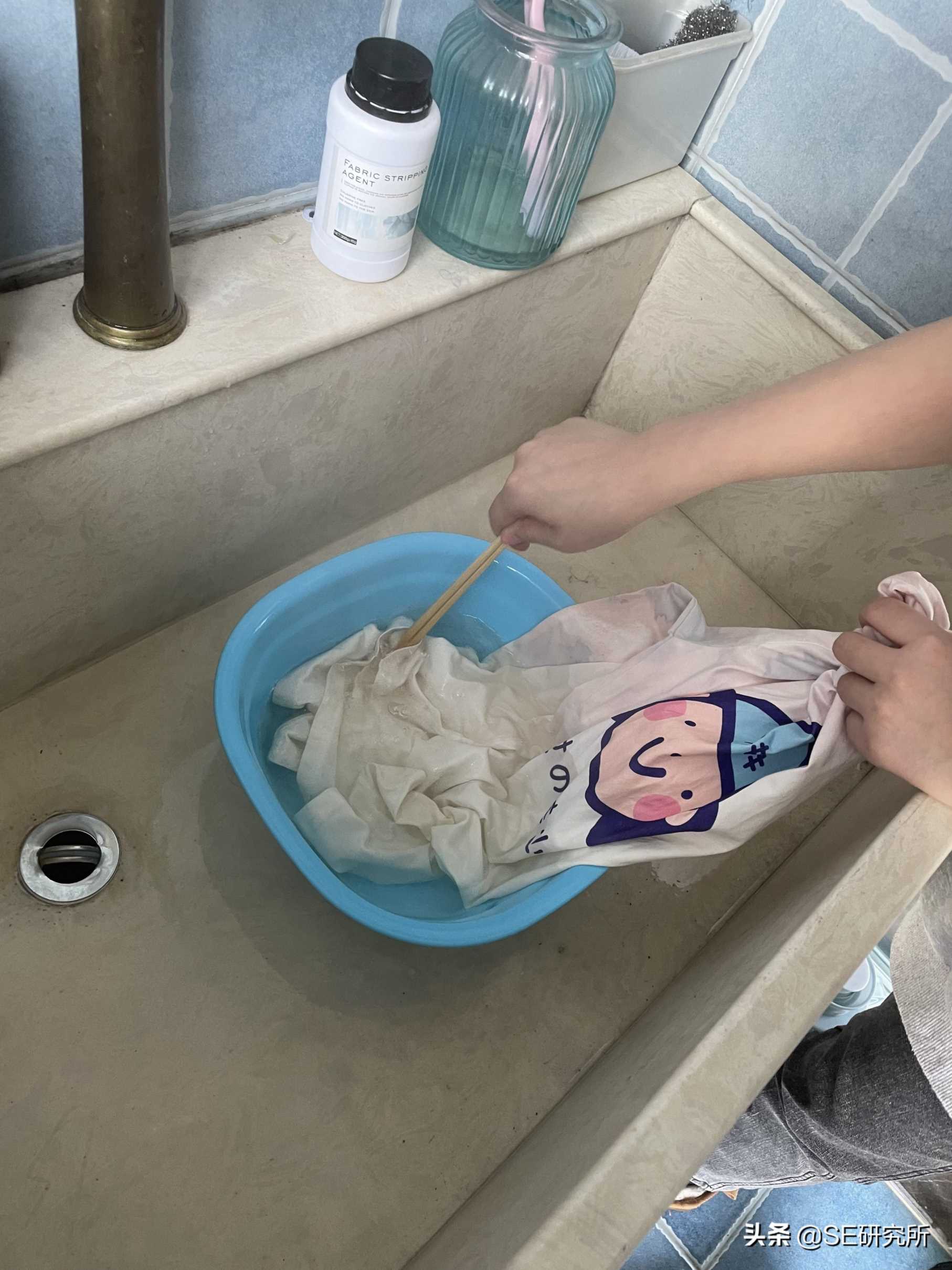 漂白液把白衣服漂红了咋办，84漂白为什么变红了