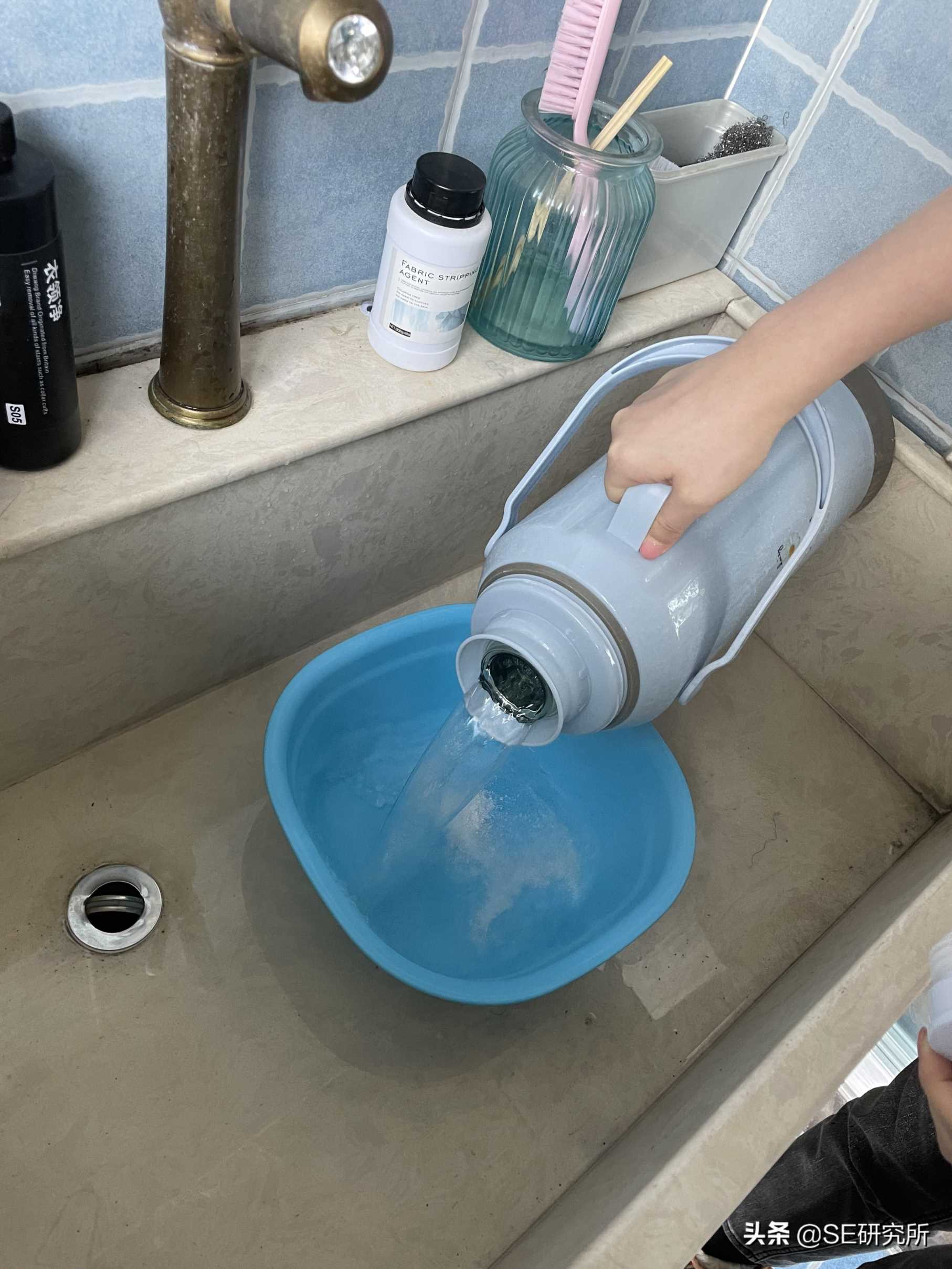 漂白液把白衣服漂红了咋办，84漂白为什么变红了