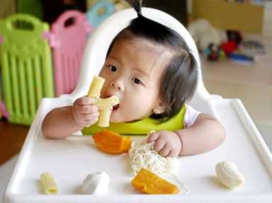 一岁是孩子喂养的分水岭，5种喂养方式要改变，妈妈别偷懒